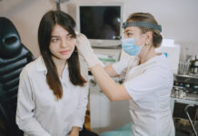 How to become and audiologist