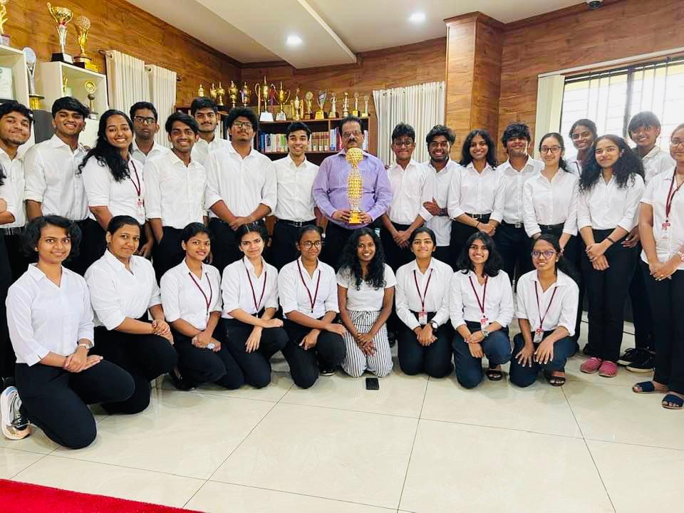 മോഡൽ യു എൻ മത്സരത്തിൽ വിജയികളായവർ വൈസ് ചാൻസലർ ഡോ കെ സി സണ്ണിയുമൊത്ത് .